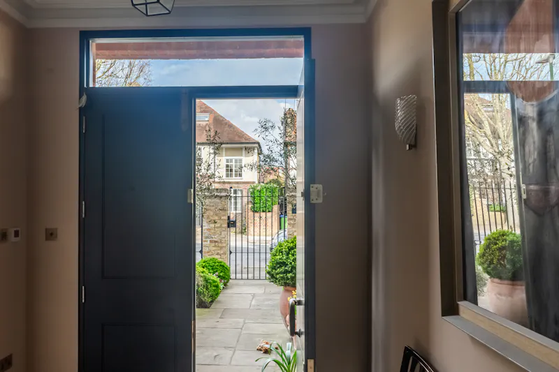 Mid-century Elegance in Barnes, E539 (photo 61)