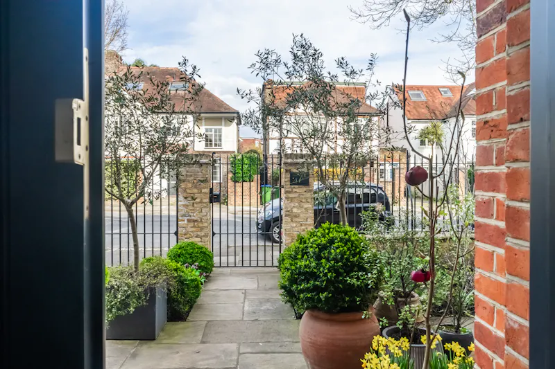 Mid-century Elegance in Barnes, E539 (photo 70)
