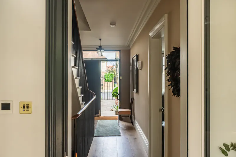 Mid-century Elegance in Barnes, E539 (photo 20)