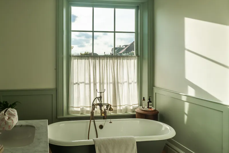 Bath - rolltop at Mid-century Elegance in Barnes, E539 (photo 40)
