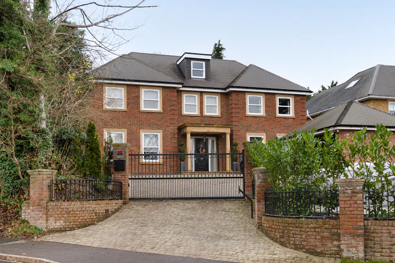 Gate at Stunning Hertfordshire Mansion, D2809 (photo 1)