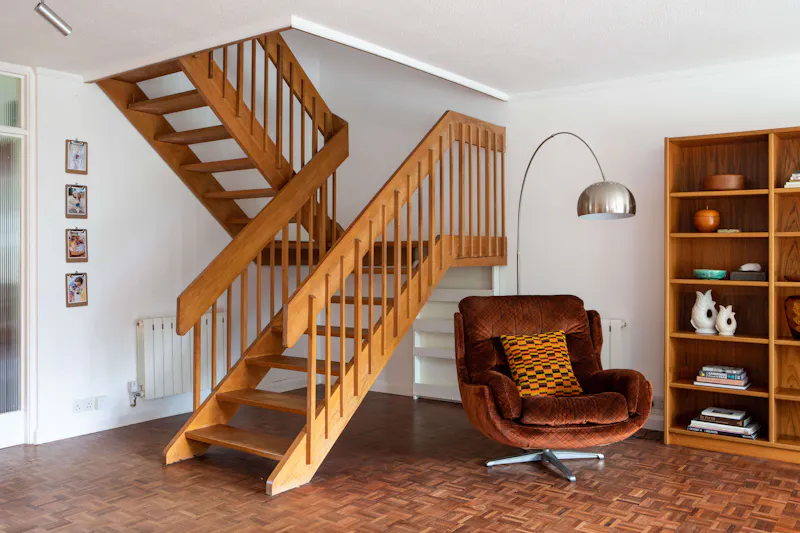 Staircase at Mid-century modern in Burnham, D2815 (photo 3)