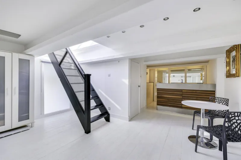 Entrance hall at Double-height Wandsworth apartment, F1255 (photo 9)