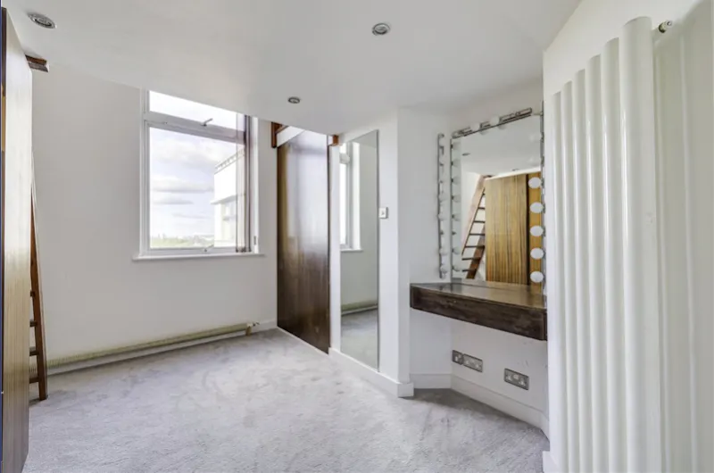 Dressing room at Double-height Wandsworth apartment, F1255 (photo 13)
