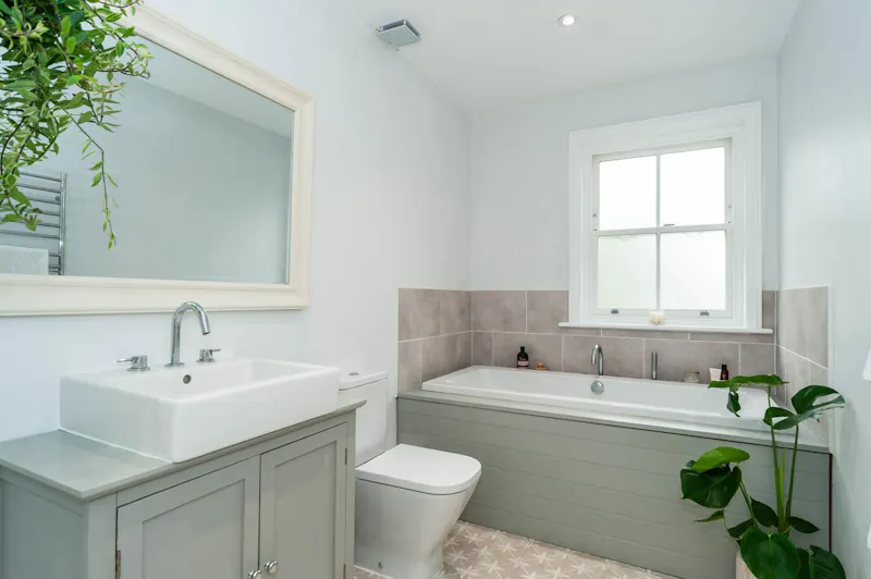 Bath at Victorian villa in Ascot, B2078 (photo 27)