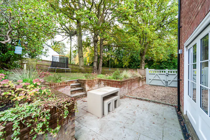 Garden at Victorian villa in Ascot, B2078 (photo 39)