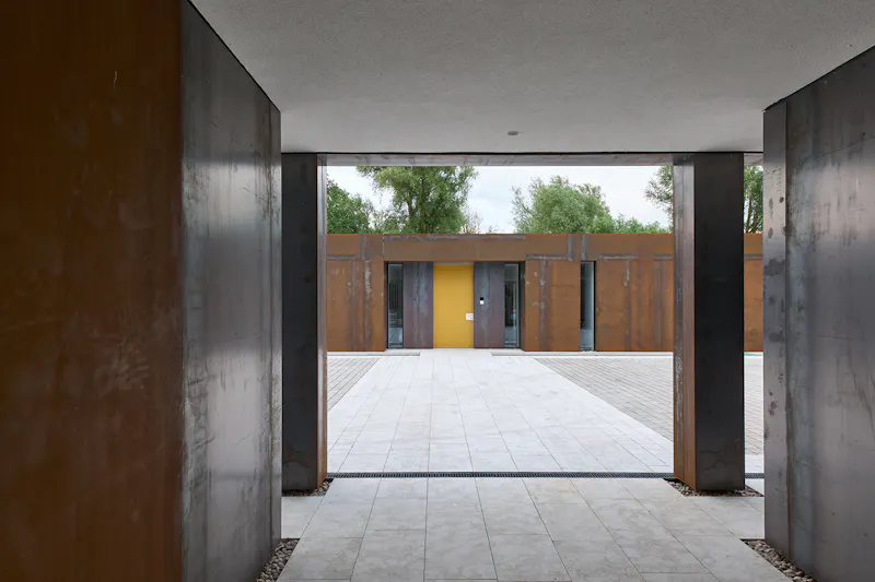 Courtyard at Sleek steel Cambridge House, K510 (photo 17)
