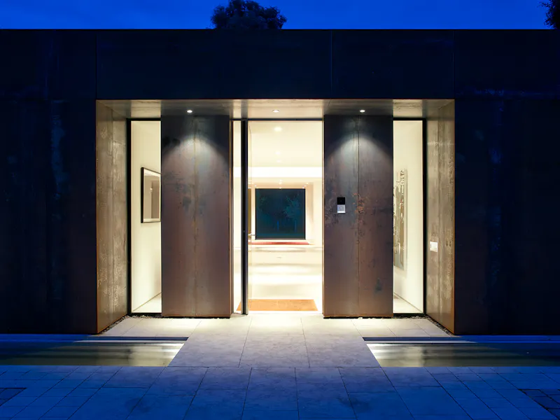 Sleek steel Cambridge House, K510 (photo 105)