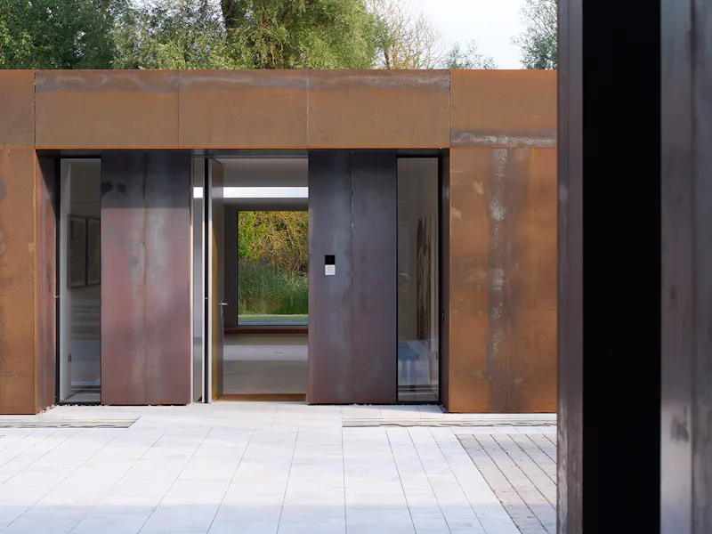 Sleek steel Cambridge House, K510 (photo 57)