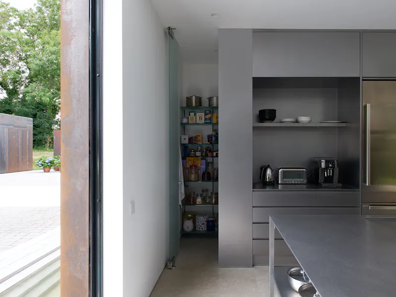 Sleek steel Cambridge House, K510 (photo 45)