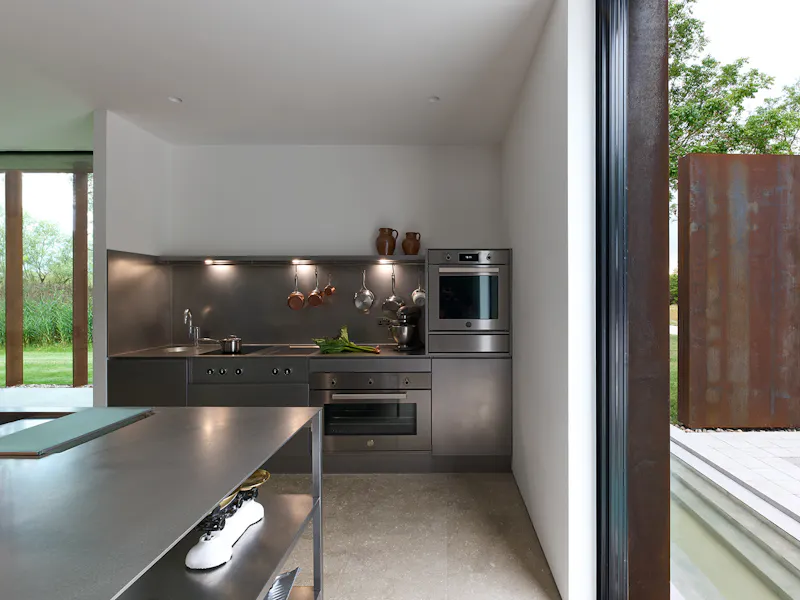 Kitchen at Sleek steel Cambridge House, K510 (photo 47)