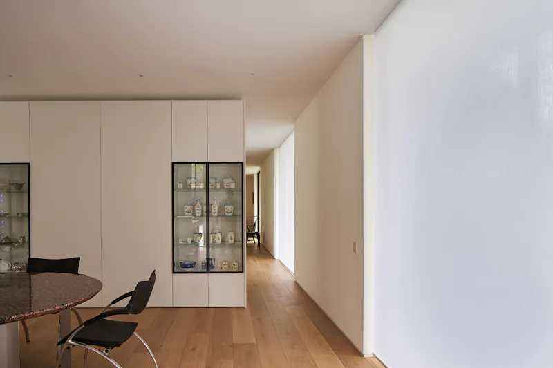 Dining room at Sleek steel Cambridge House, K510 (photo 42)
