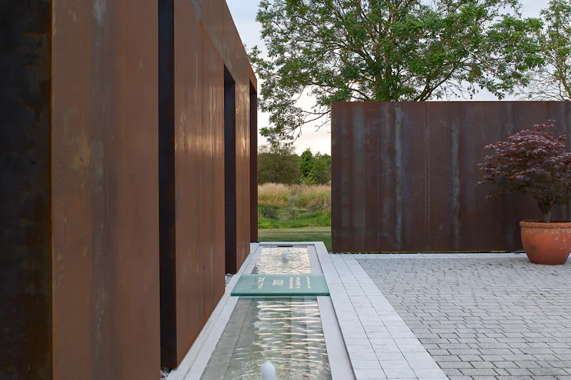 Pond at Sleek steel Cambridge House, K510 (photo 68)