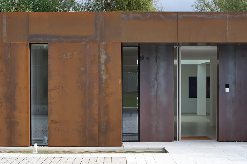 Sleek steel Cambridge House, K510 (photo 56)