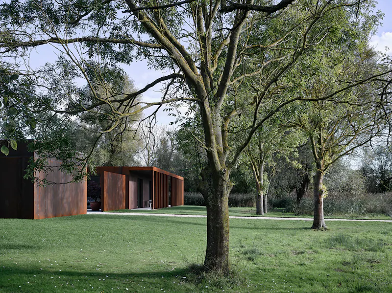 Sleek steel Cambridge House, K510 (photo 98)