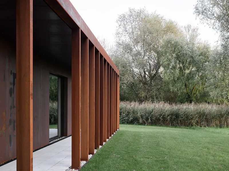 Sleek steel Cambridge House, K510 (photo 82)