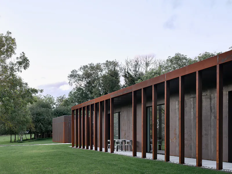 Sleek steel Cambridge House, K510 (photo 63)