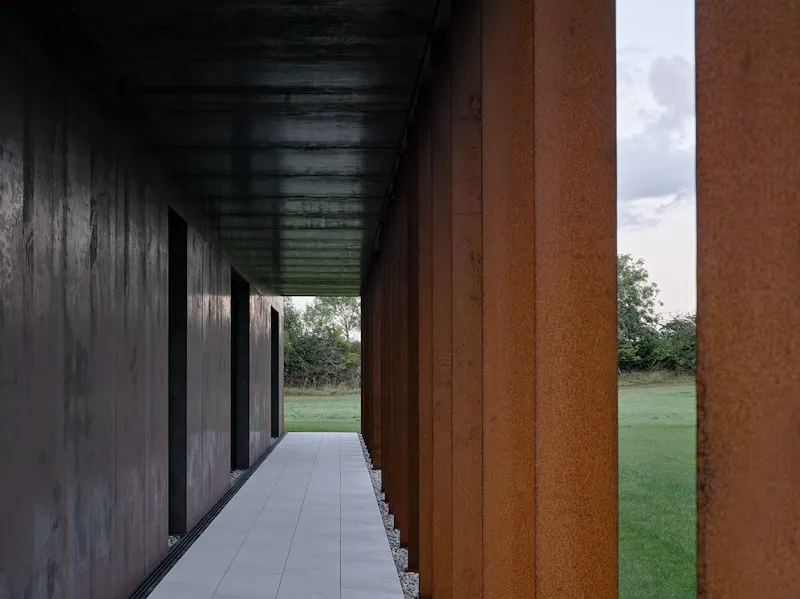 Sleek steel Cambridge House, K510 (photo 55)