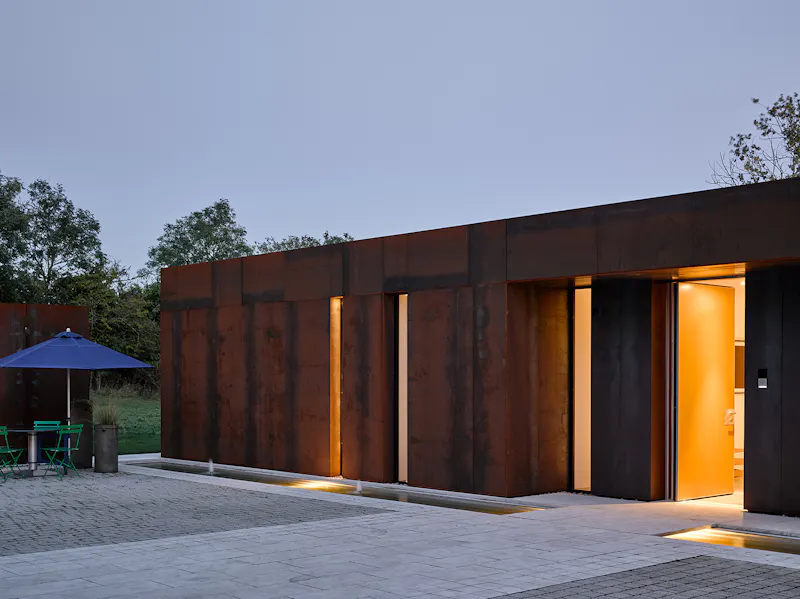 Sleek steel Cambridge House, K510 (photo 102)