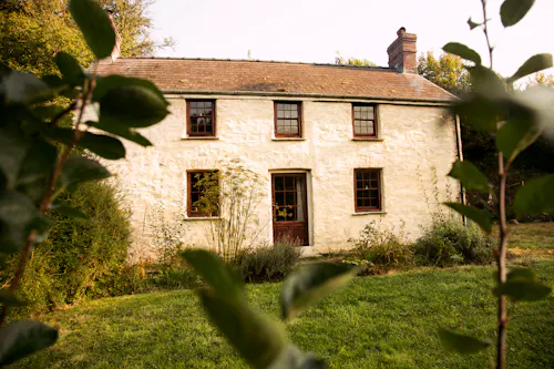 Remote Welsh Cottage and Cabin, C945