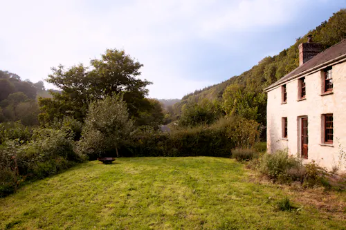 Remote Welsh Cottage and Cabin, C945
