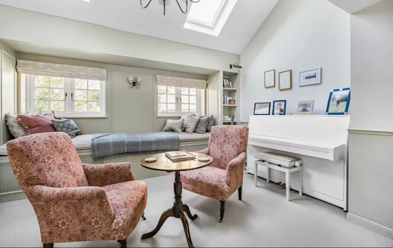 Crittall windows at Classy Shenley Cottage, C946 (photo 2)