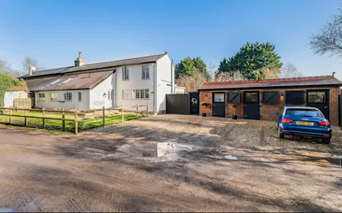 Classy Shenley Cottage, C946