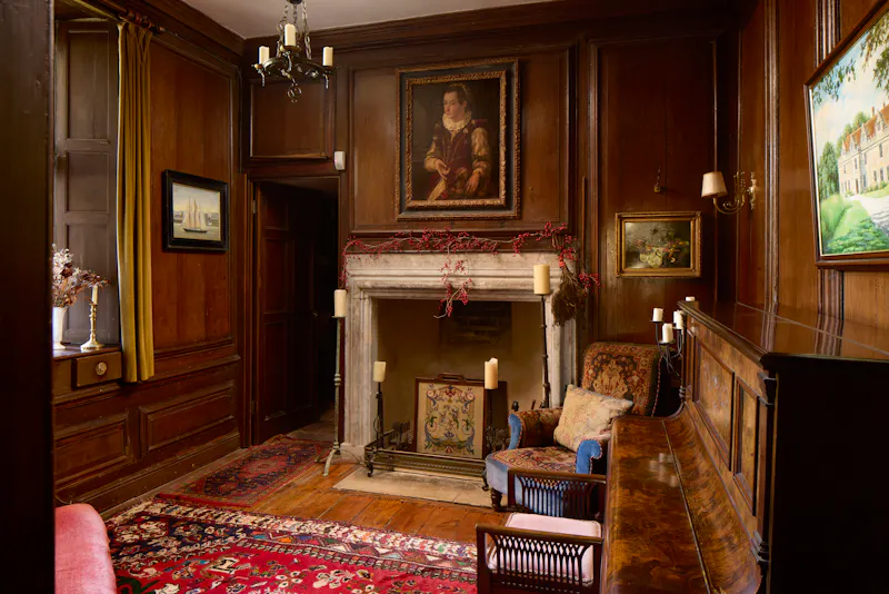 Panelling at Elizabethan Maidstone manor, M11 (photo 21)