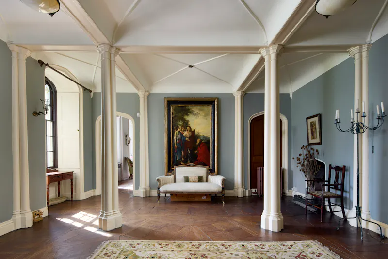 Entrance hall at Elizabethan Maidstone manor, M11 (photo 3)