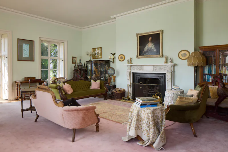 Living Room at Elizabethan Maidstone manor, M11 (photo 5)