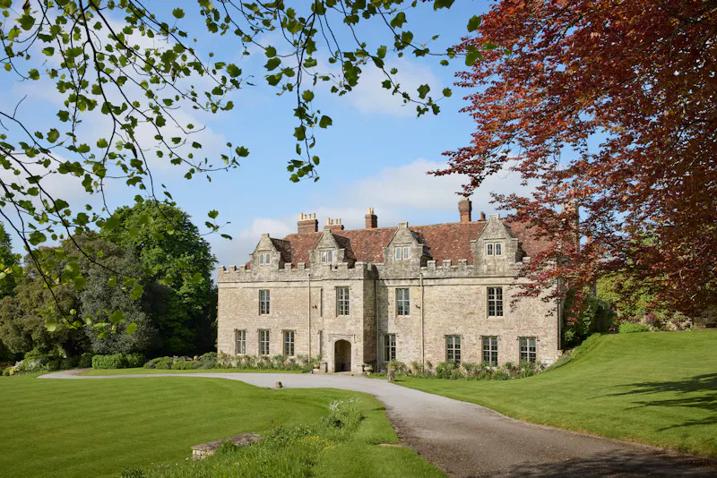 Driveway at Elizabethan Maidstone manor, M11 (photo 54)