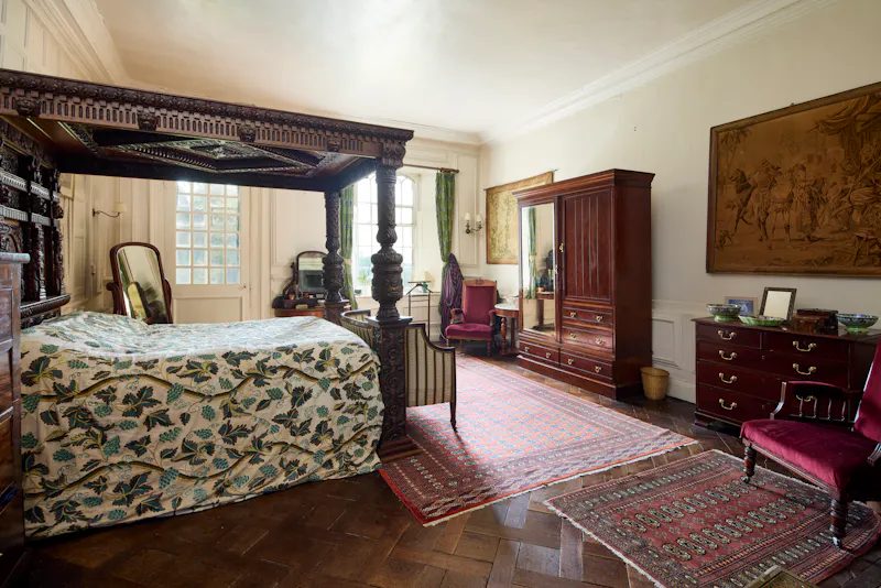 Bedroom at Elizabethan Maidstone manor, M11 (photo 23)