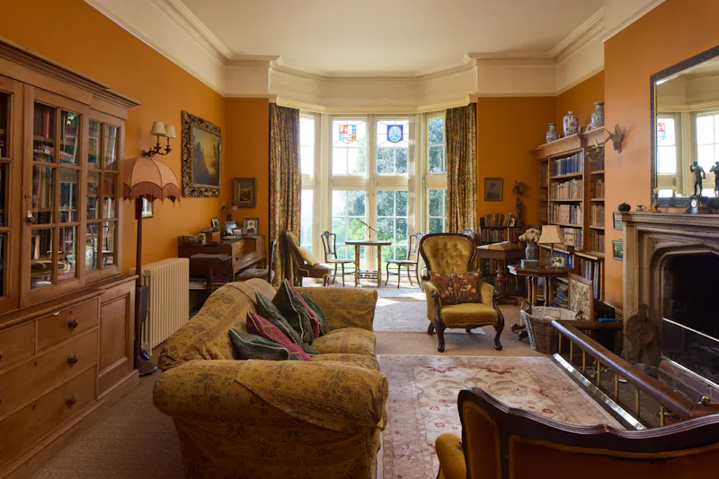 Living Room at Elizabethan Maidstone manor, M11 (photo 15)