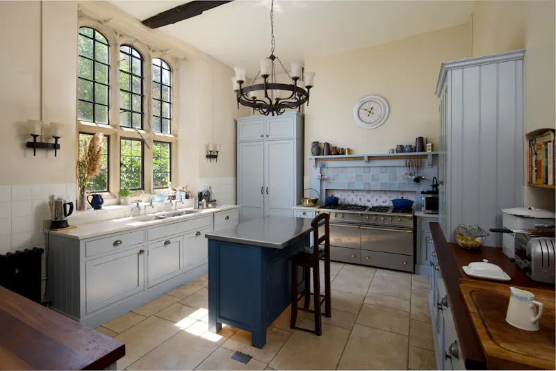Kitchen at Elizabethan Maidstone manor, M11 (photo 9)