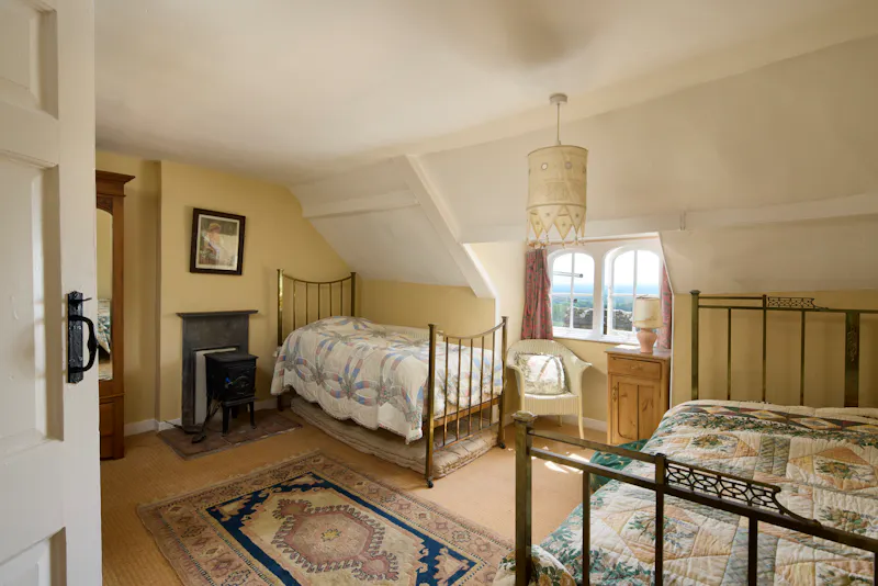 Bedroom at Elizabethan Maidstone manor, M11 (photo 27)
