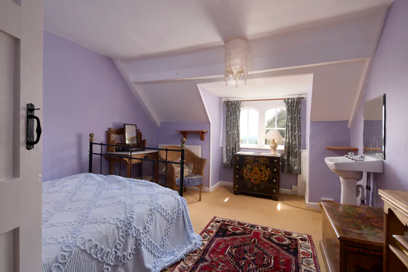 Bedroom at Elizabethan Maidstone manor, M11 (photo 29)