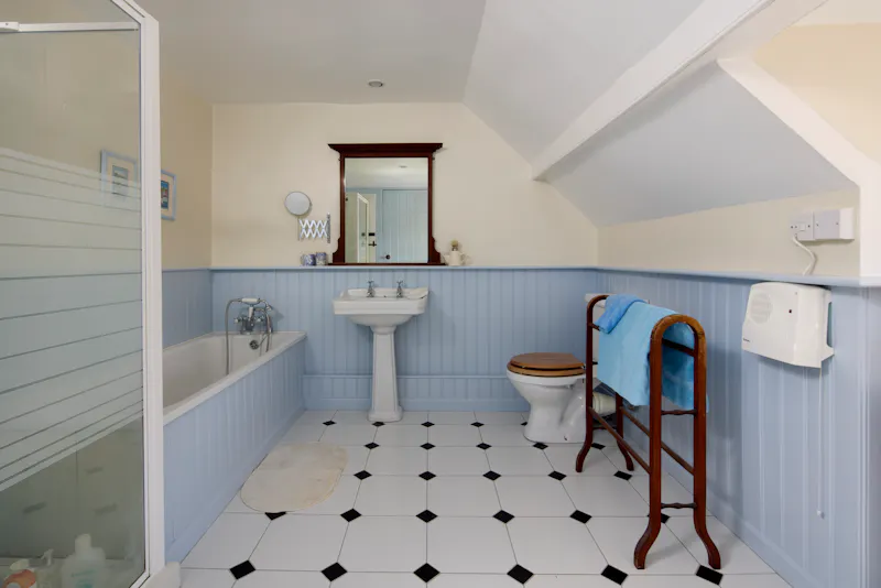 Bathroom at Elizabethan Maidstone manor, M11 (photo 24)