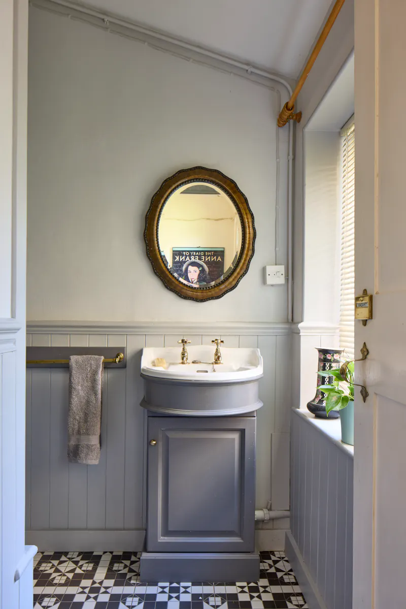 Bathroom at Elizabethan Maidstone manor, M11 (photo 25)