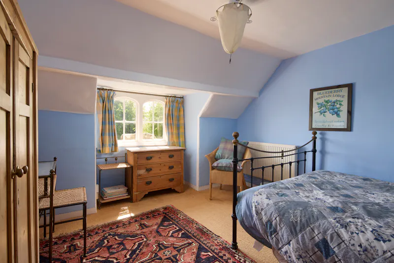 Bedroom at Elizabethan Maidstone manor, M11 (photo 28)