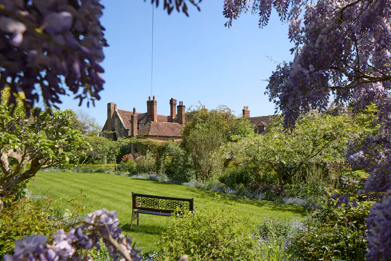 Garden at Elizabethan Maidstone manor, M11 (photo 50)