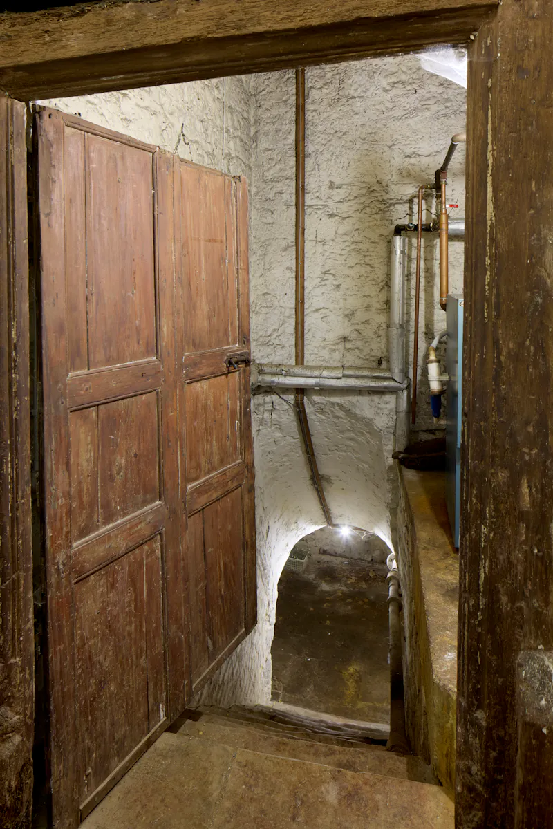 Cellar at Elizabethan Maidstone manor, M11 (photo 31)