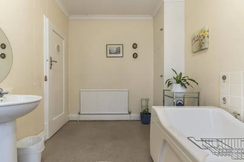 1930's Suburban Notts Home, D2814 (photo 10)