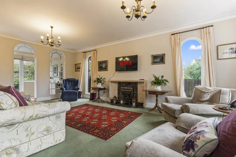 1930's Suburban Notts Home, D2814 (photo 3)