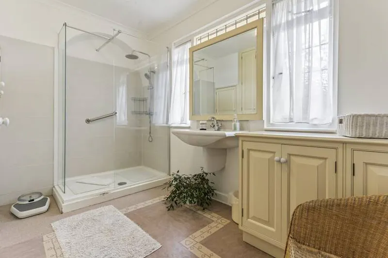 Floor - tiled at 1930's Suburban Notts Home, D2814 (photo 14)