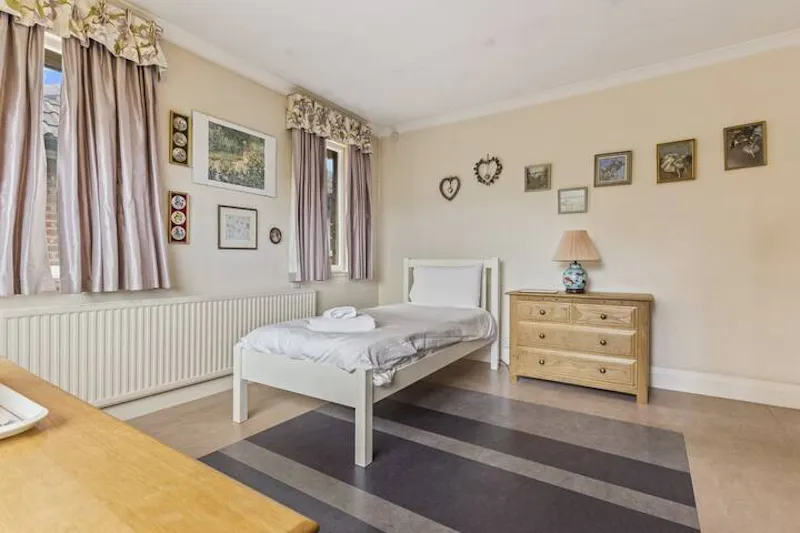 1930's Suburban Notts Home, D2814 (photo 13)