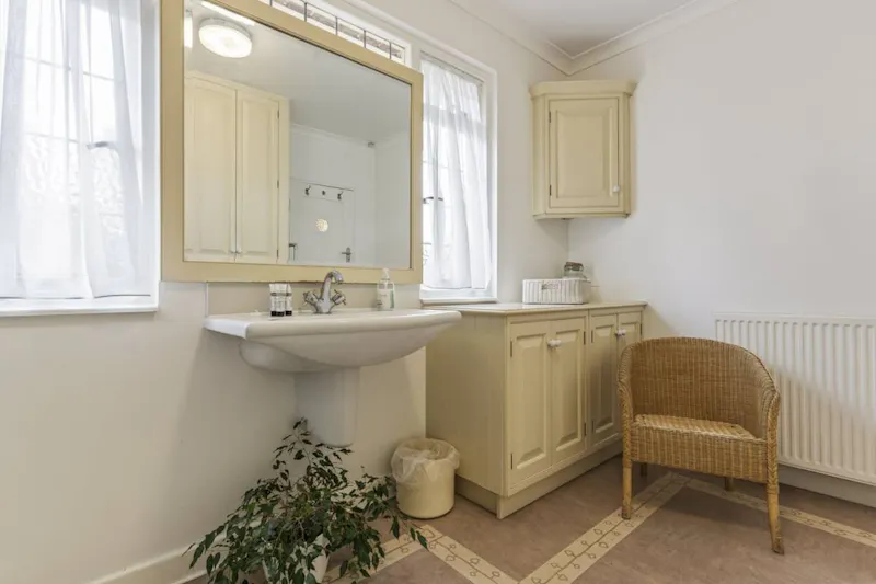 1930's Suburban Notts Home, D2814 (photo 15)