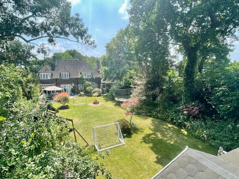 Garden at Modern Bromley Farmhouse, B2071 (photo 46)