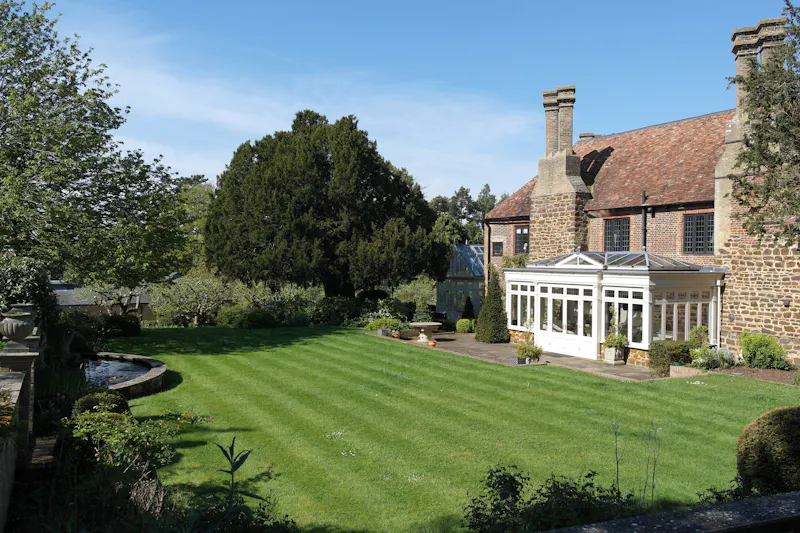Garden at Stately Bedfordshire Manor, H193 (photo 24)