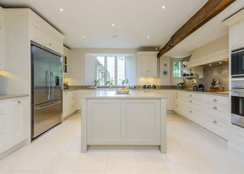 Beams at Stately Bedfordshire Manor, H193 (photo 3)