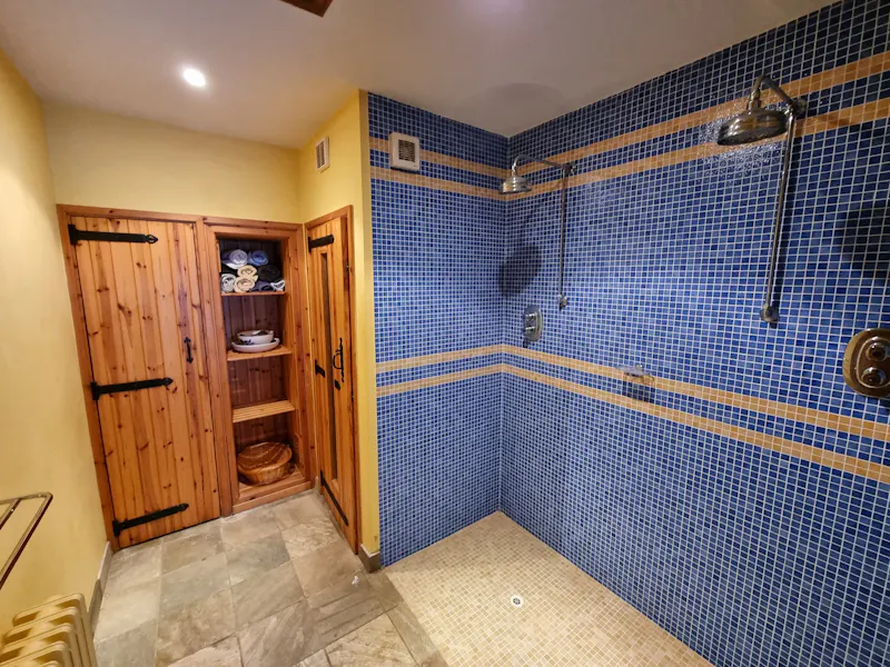 Bathroom at Stately Bedfordshire Manor, H193 (photo 21)